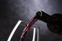 Nærbillede af vin, der hældes i glas