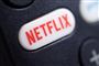 en knap med Netflix en fjernbetjening