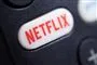 en knap med Netflix en fjernbetjening