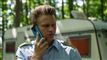 en mand snakker i telefon