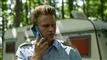 en mand snakker i telefon