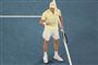 mand knytter næven på tennisbane