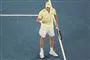 mand knytter næven på tennisbane