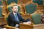 mand sidder i folketingssalen