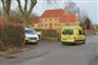 politi og ambulancer til stede på vej