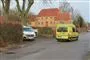 politi og ambulancer til stede på vej