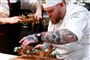 Sebastian Holberg Svendsgaard ses her anrette en af serveringerne ved mandagens Bocuse d'Or, hvor Danmark med Holberg i spidsen vandt sølv.