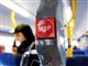 Nærbillede af rød stopknap i bus