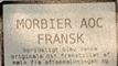 Et udsnit af ostens label, hvor der står Morbier AOC FRRANSK