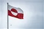 Det grønlandske flag vajer mod en skyfri himmel