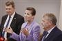 mette frederiksen mellem to mandlige politikere