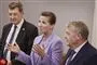 mette frederiksen mellem to mandlige politikere
