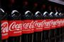 coca cola på rad og række 