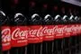 coca cola på rad og række 