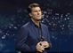 Michael Laudrup i mørkeblåt jakkesæt på en scene