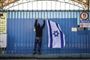 aktivist hænger det israelske flag op