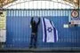 aktivist hænger det israelske flag op