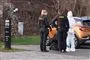gruppe af politifolk ved gerningssted på vej
