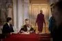 Kongen skriver under og dronning Margrethe på krykker ud af døren