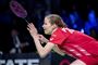 kvindelig badmintonspiller klar på banen