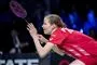 kvindelig badmintonspiller klar på banen