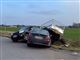 to biler og trailer ligger i grøften
