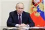 Putin i jakkesæt bag sit skriveborg