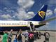 passagerer på vej om bord på et fly