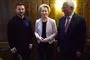 EU-Kommissionens formand, Ursula von der Leyen står mellem to mænd i jakkesæt
