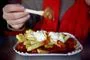 Pomfritter på tallerken med ketchup og creme fraiche