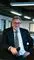 en amilende mand med briller