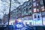 polti og redningstjenester til stede foran bygning