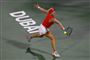 Tauson i rød top og hvid underdel på tennisbanen