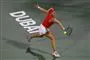 Tauson i rød top og hvid underdel på tennisbanen