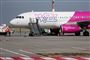 forenden af det hvid-magenta-farvede lavprisfly