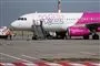 forenden af det hvid-magenta-farvede lavprisfly