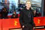 Den norske filminstruktør Dag Johan Haugerud gik på den røde løber, før priserne ved årets Berlinale blev uddelt i den tyske hovedstad lørdag aften. Nu kan han forlade prisuddelingen med den fine Guldbjørn i favnen. Hans film "Drømmer" modtog nemlig hovedprisen på årets festival.