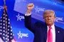 Trump med armen i vejret