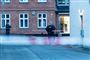 politi og afspærring foran rød bygning
