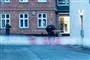 politi og afspærring foran rød bygning