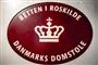 logo-skilt på retten i roskilde