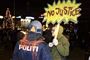 En af aktivisterne taler med politiet under demonstrationen. Foto: Jens Dresling/POLFOTO / POLFOTO