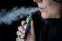 En mund der puster damp ud efter en e-cigaret