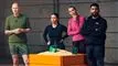 4 mennesker omkring en spand med majs