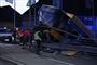 Bus med smadret forenden holder ud over en bro