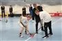 en konge spiller hockey