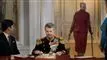 fotografi af Kong Frederik ved skrivebord, mens dronning margrethe forlader lokalet