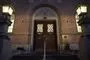 stor rød dør midt i rød murstensbygning