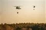 helikopter i luften med kæmpe vandbeholder
