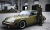 en smuk kvinde ved en Porsche 911